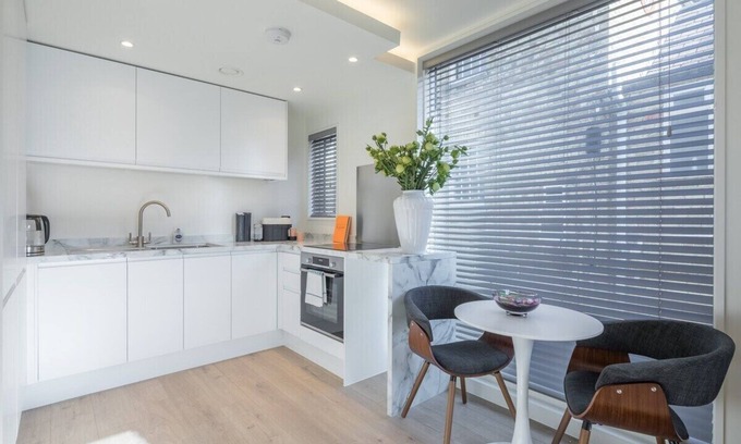 Cambridge City Centre Apartment | Luxury Central Riverside Apartment With Parking