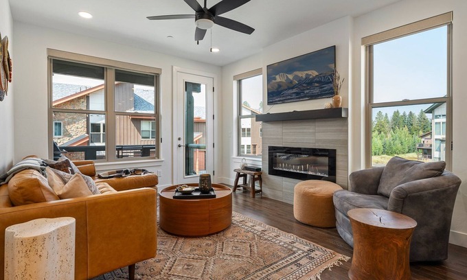 Rendezvous House | Luxury Chalet 12 I Great Views I Private Hot Tub I Best Price I Discounted Attractions