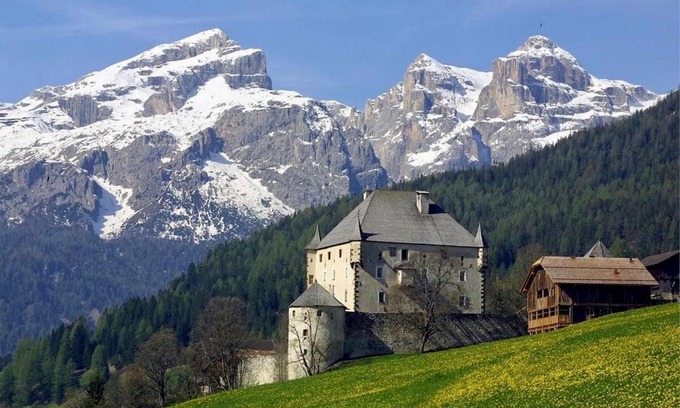La Villa Apartment | Luxury Chalet at the Foot of the Dolomites by the Castle