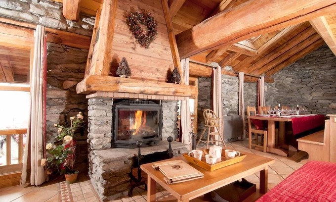 Les Brevieres Ski Chalet | Luxury chalet rental Tignes les Brévières Val d'Isère ski in/out wifi fireplace