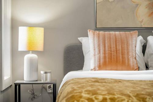 Killarney House | Luxury Cityscape Retreat with Hot Tub