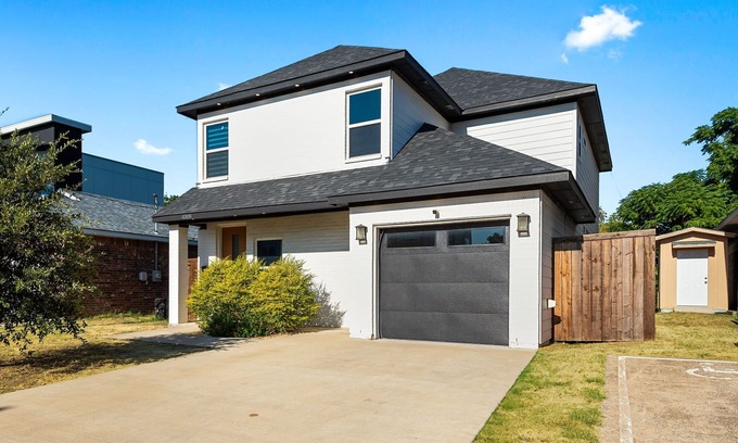 West Dallas House | Luxury Comfort 5 Bedroom Home in Heart of Dallas