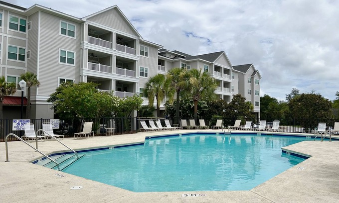 Charleston Condo | Luxury Condo 2 miles to the beach! Great for traveling Nurses!
