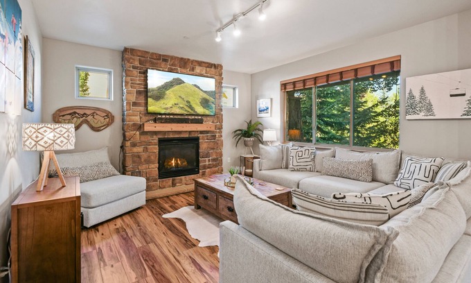 Winter Park House | Luxury Condo 613 I Pool I Club House I Hot Tub I Views I Best Price I Discounted Attractions