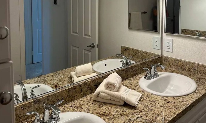 Newport Beach Apartment | Luxury Condo - minutes to Beach and 5 star restaurants/shopping- Newport Beach