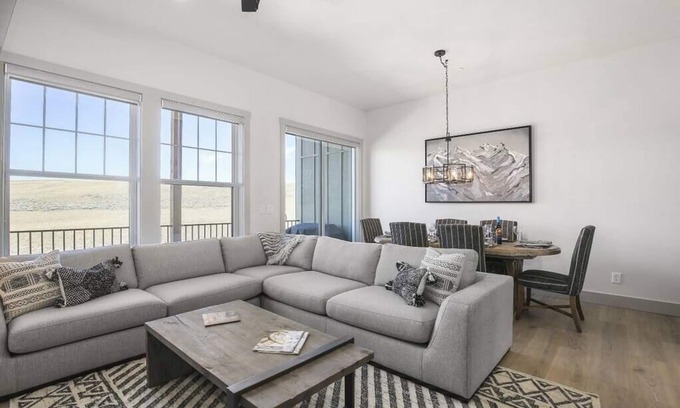 Grand Elk Ranch House | Luxury Condo, Sleeps 6! 20 min to RMNP, Ski Granby Ranch, Winter Park, GrandLake