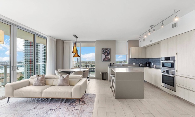 Hollywood South Central Beach Condo | Luxury Condo with Wraparound Balcony & Panoramic Water Views