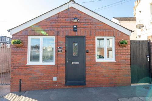 Grangetown Apartment | Luxury Cosy Central Detached Cardiff Bungalow with Free Parking