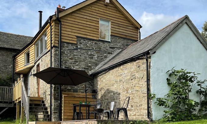 Montgomery Cottage | Luxury cosy countryside retreat, great for walkers. Sleeps up to 4.