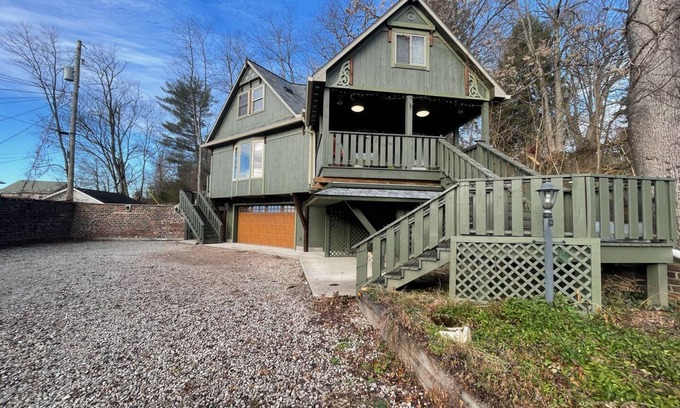 Nelsonville House | Luxury Cottage in Nelsonville, close to Train, Opera House, near Hocking Hills