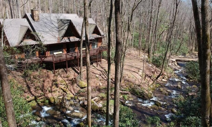 Robbinsville House | Luxury Creekside Lodge at Huffman Creek Retreat, Wifi, Private Hiking Trails