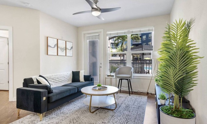 Hyde Park Apartment | Luxury Downtown Haven | Pool, Gym, Free Parking!