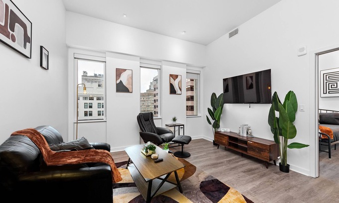 Downtown Kansas City Condo | Luxury Downtown KC Condo w/Free Parking, Gym, King Bed & Massage Chair
