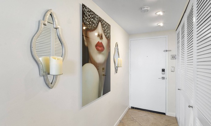 Downtown Hollywood Condo | Luxury Dwntwn Condo In The Sky – 1 Mile To Beach – King Bed – W/D – 3 Balconies