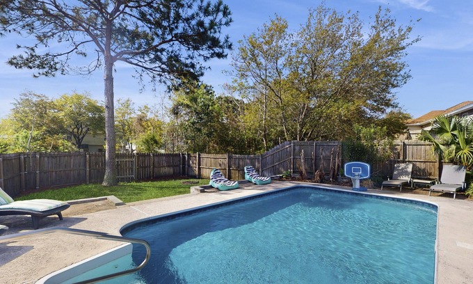 Savannah House | Luxury Family Home with in-ground pool, private washer/dryer, WiFi & Patio
