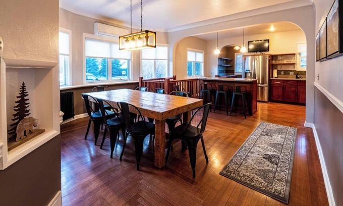 Cody House | Luxury Family Stay in Downtown Cody Sleeps Up to 16