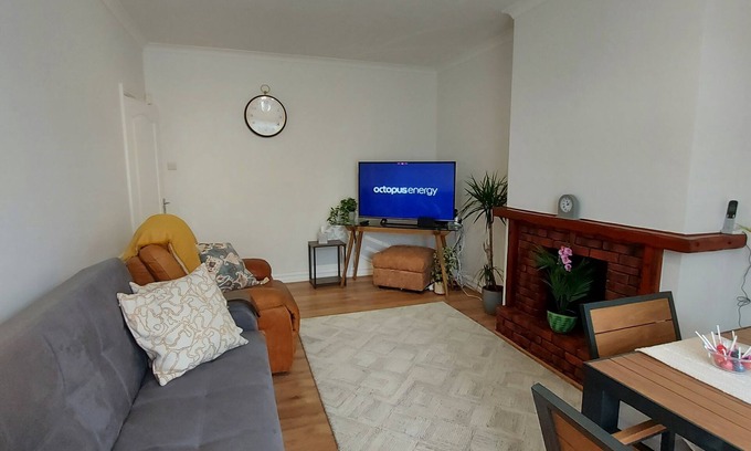 Beddington North House | Luxury Family Three Bedrooms Semi-Detached House