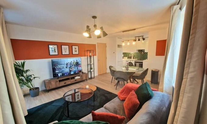 Cambridge Apartment | Luxury Flat 2 Bedrooms Free Wi-Fi TV Full Kitchen 2 Bathrooms