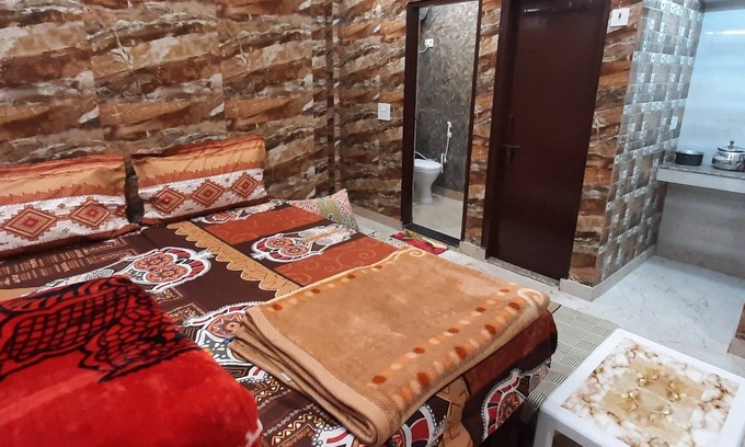 Lajpat Nagar Apartment | Luxury flat in foreigner areof lajpat nagar with fully equipped kitch