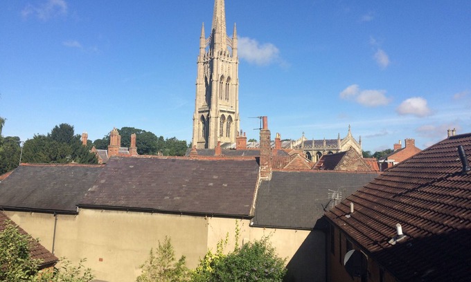 Louth Apartment | Luxury flat, with wonderful views over St James church, free parking included