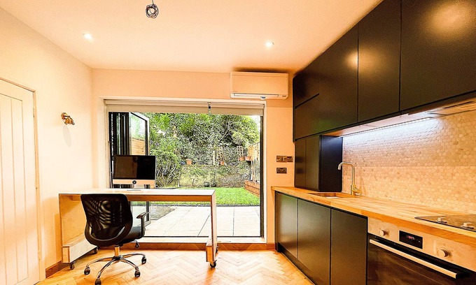 Vassall Other | Luxury Garden Studio near Oval