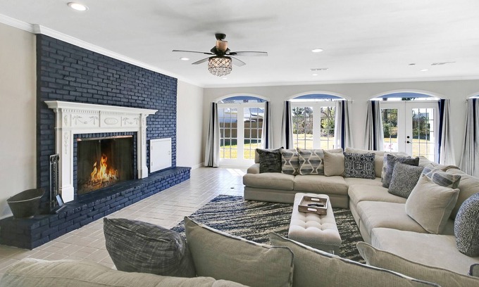 Lake Charles House | Luxury Golf Course Home on Cul de Sac near Casinos