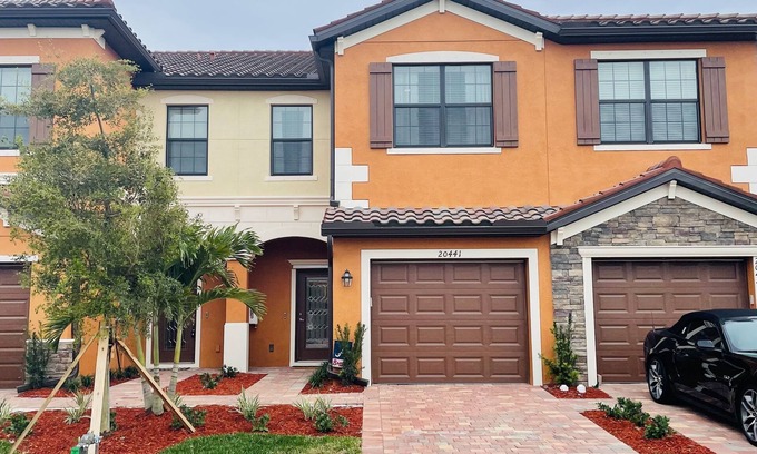 Gran Paradiso House | Luxury-Gran Paradiso 3 Bedroom/2.5 Bath Townhouse/High End Amenities