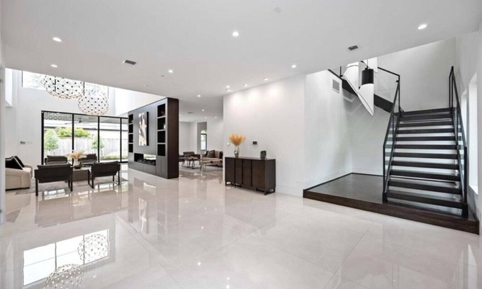 East Little Havana House | Luxury Haven: Poolside Paradise in Downtown Miami