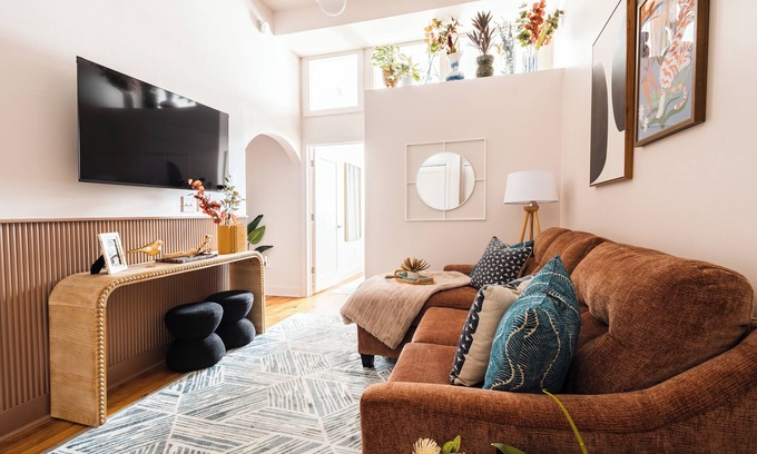 Downtown Charleston Apartment | Luxury Historic Downtown Apt w/Parking | 360 King