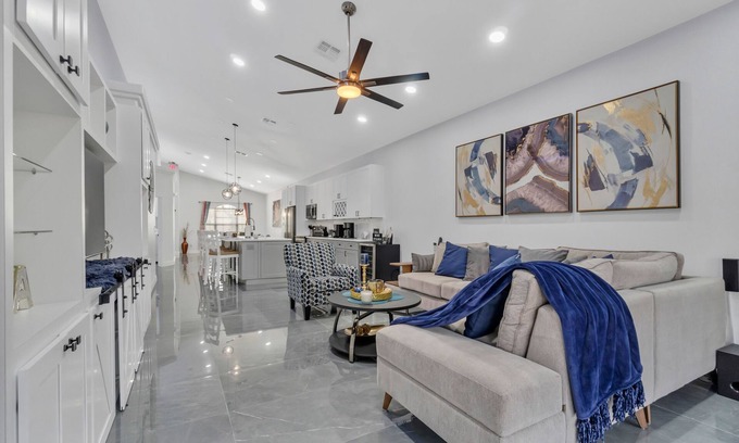 Davenport House | LUXURY HOME! 4BEDS/3B. PRIVATE POOL!