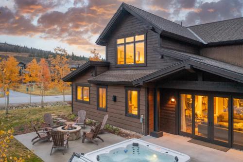 Fairmount On The River House | LUXURY HOME by the river! Walk to Shuttle, Hot Tub, Fire Pit, designer finishes!
