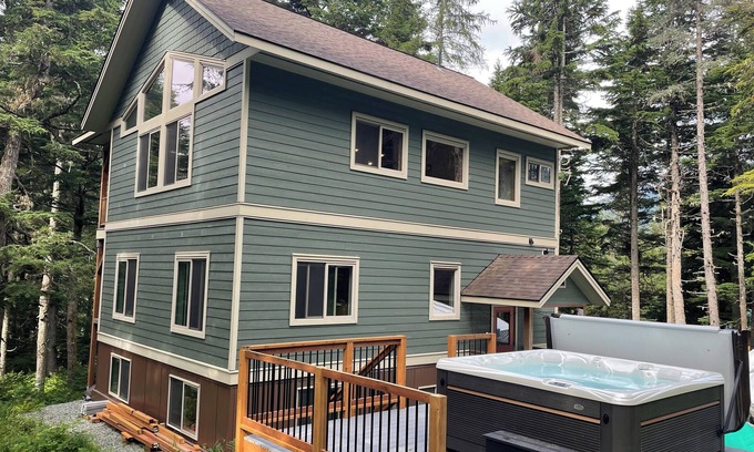 Alyeska House | Luxury home -Huge kitchen, living room, HOT TUB, & sauna in a private wooded lot