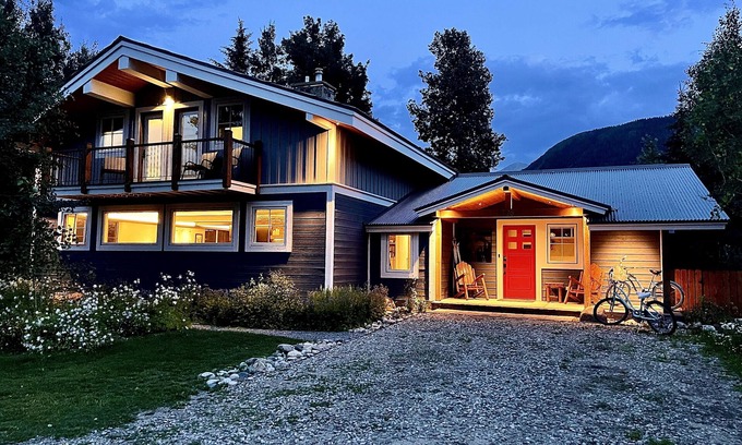 Crested Butte House | Luxury Home in Town, Hot Tub, Movie Theater, Large Fenced In Yard ⛰