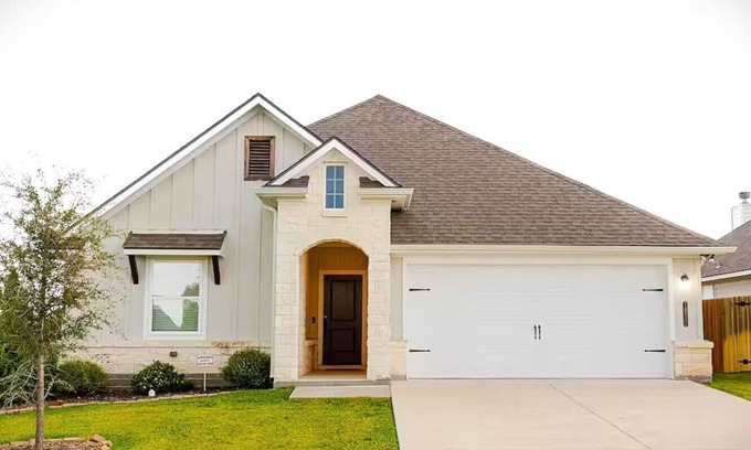 College Station House | Luxury Home Near Kyle Field & Expo Center