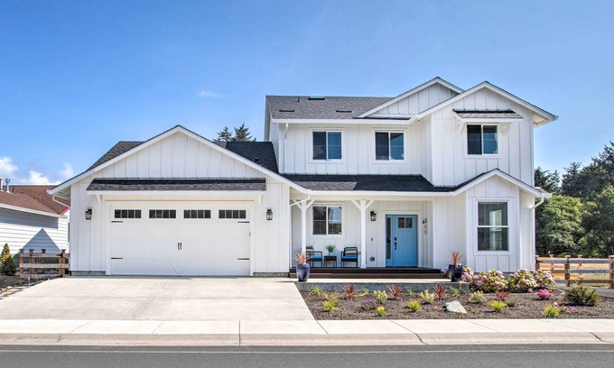 Seaside House | Luxury Home on Golf Course: Walk to the Beach!