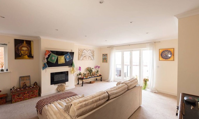 Glastonbury House | Luxury Home with Exquisite Art