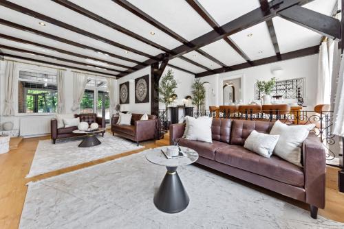 Staines Apartment | Luxury Home with Gym, Playground, Sleep 16