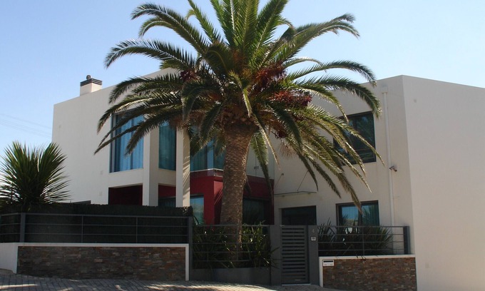 Ericeira Villa | Luxury house, 7min walk to the beach, with private pool, jacuzzi and games room