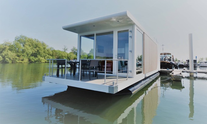 Heugum Boat Rental | Luxury houseboat with panoramic view. Beautiful location and close to the city of Maastricht.