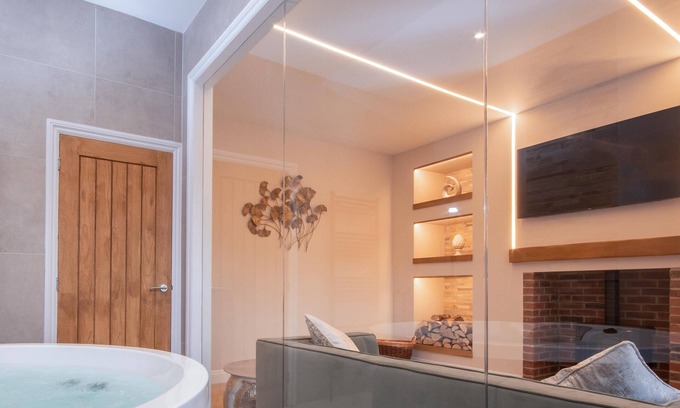 Newcastle-upon-Tyne Apartment | Luxury Indoor Hot Tub entire apartment close to city centre