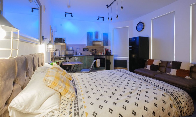 Leeds Apartment | Luxury industrial Studio - Free Parking - Great Location