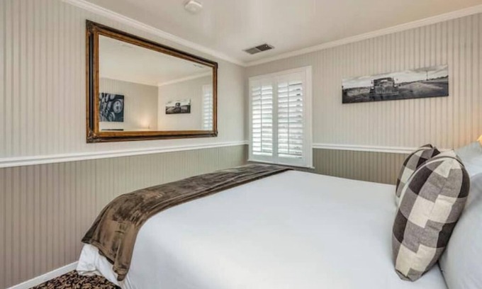 Calistoga Hotel | Luxury King Room. Steps to Napa Valley Wineries, Spas & Fine Dining!