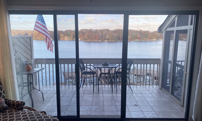 North Shore Condo | Luxury lake front condominium in THE WATERFRONT Country Club Community