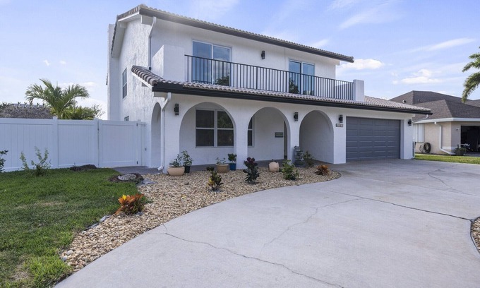 Lake Worth House | LUXURY Lake house-5 BD, 5 BA, Pool, Hot-Tub, Grill, Mini Golf and Tiki Hut