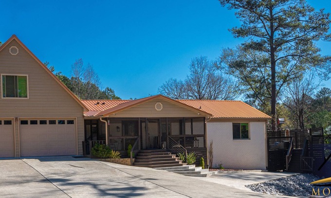 Shelby House | LUXURY LAKE HOUSE & DOG CONDO