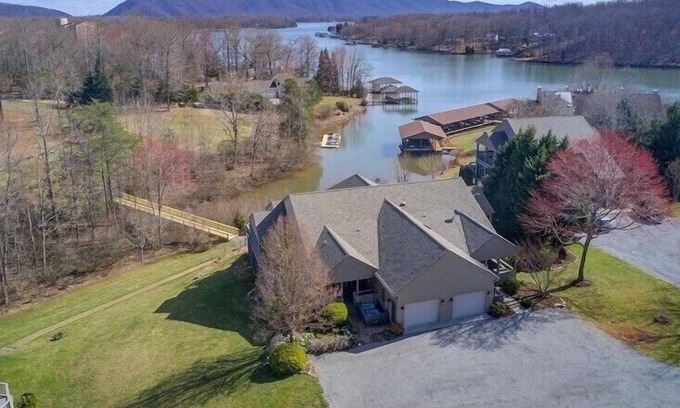 Smith Mountain Lake House | Luxury Lakefront Golf Resort Home