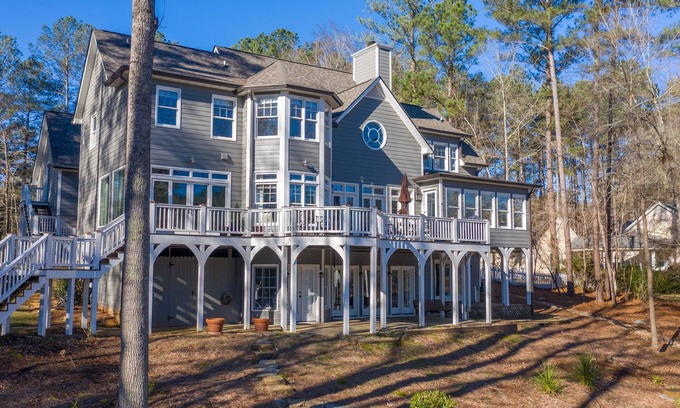 Lake Oconee House | Luxury lakefront Lake Oconee retreat available for 31+ day stays