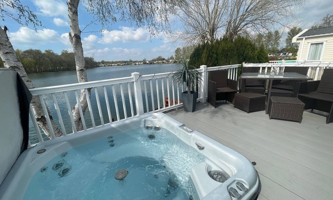 Tattershall House | Luxury lakeside Caravan on the award winning Tattershall Lakes with Hot Tub, private Fishing Peg