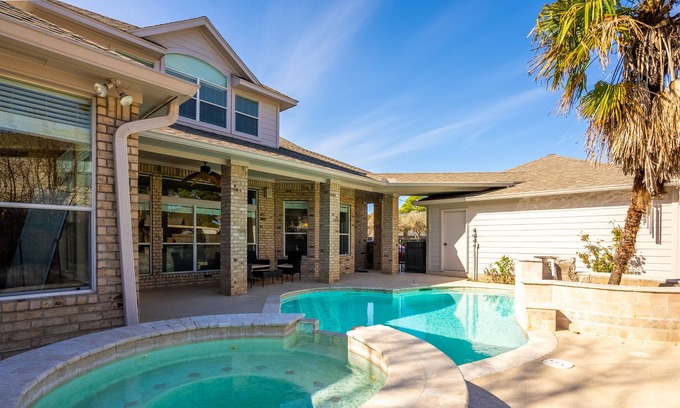 Falcon Point House | Luxury Leisure Spacious/Pool/Golf Course/Central