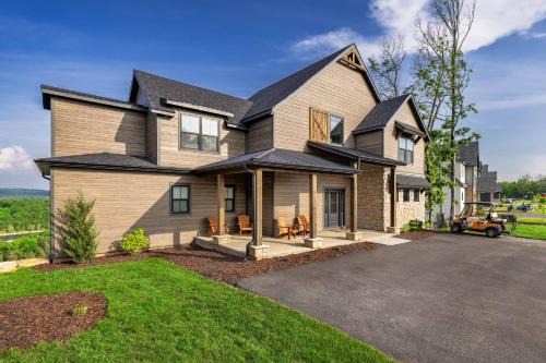 Kimberling City House | Luxury Lodge 5 - FREE Kayaks/Canoes - TWO Pools~Resort Dock
